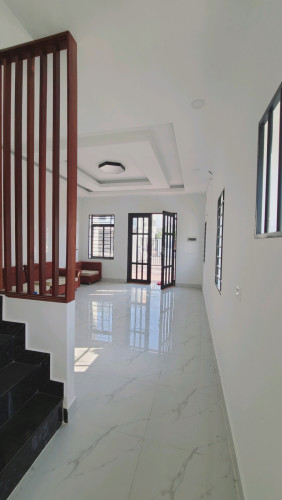 បង់320$មួយខែ ប្លង់រឹង ផ្ទះកែង2m