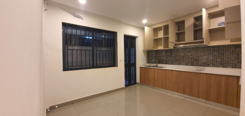 សបហោសជីបម៉ុង598 លក់បន្ទាប់