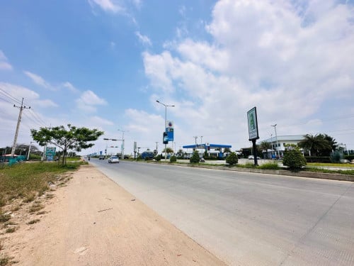 ដីកែង សម្រាប់ជួល ឬ លក់ ជាប់ផ្លូវ 60M (ចន្លោះផ្លូវសម្តេច និង ផ្លូវ217)
