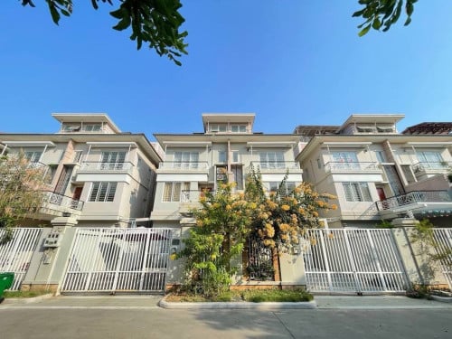 #forsale វីឡាភ្លោះ លក់ នៅក្នុងបុរីប៉េងហួតបឹងស្នោរ ( គម្រោង ផ្លាទីនីម)