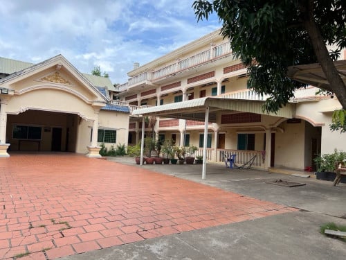 ផ្ទះសម្រាប់លក់ (House for sale)
