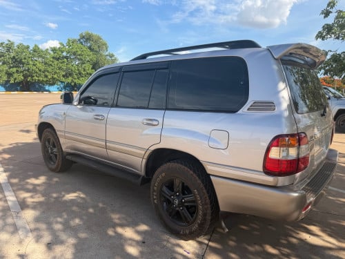 ឡានលក់Toyota Land Cruiserឆ្នាំ2000ម៉ាសុីនម៉ាស៊ូត(24V)