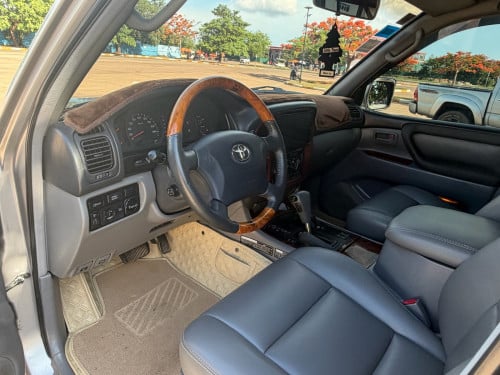 ឡានលក់Toyota Land Cruiserឆ្នាំ2000ម៉ាសុីនម៉ាស៊ូត(24V)