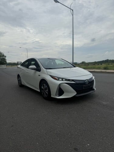 ស្តុកថ្មីToyota Prius prime 2017 Full premium 27500$