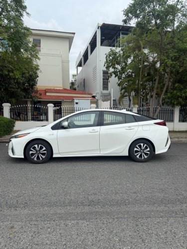 ស្តុកថ្មីToyota Prius prime 2017 Full premium 27500$