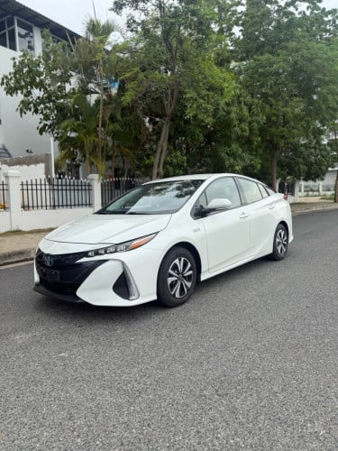 ស្តុកថ្មីToyota Prius prime 2017 Full premium 27500$