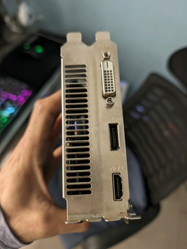 1050 ti 4Gb 1 45$ មាន២គ្រាប់ GT730 4Gb 30$