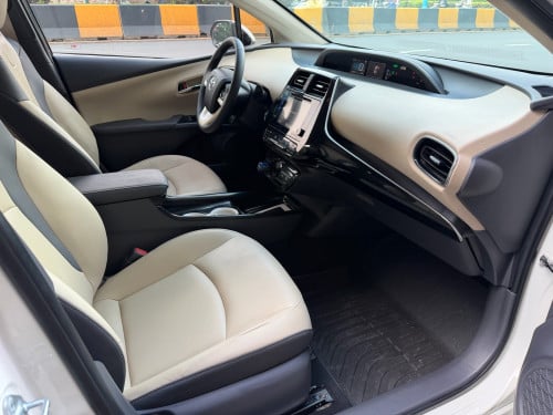 2016 Prius (opt4) កៅអី​ចុច​ wireless charge BSM ក្រដាស់ពន្ធ​