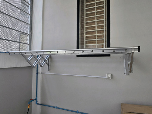 Aluminum expandable clothes rack.