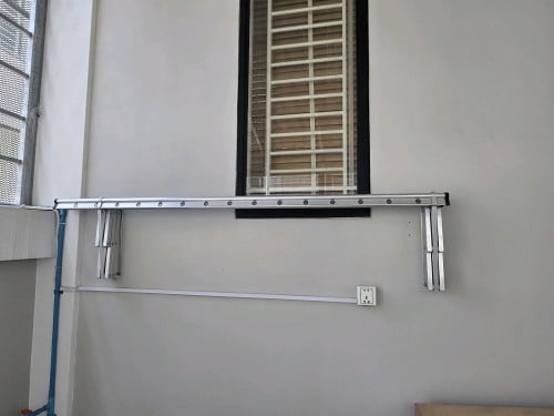 Aluminum expandable clothes rack.