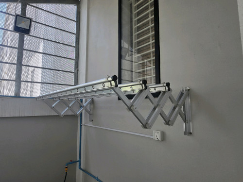 Aluminum expandable clothes rack.