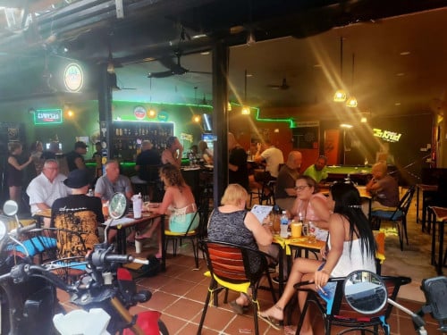 Bar / Restaurant business for sale on BBU road / អាជីវកម្មបារ/ភោជនីយដ្ឋានសម្រាប់លក់នៅលើផ្លូវ BBU