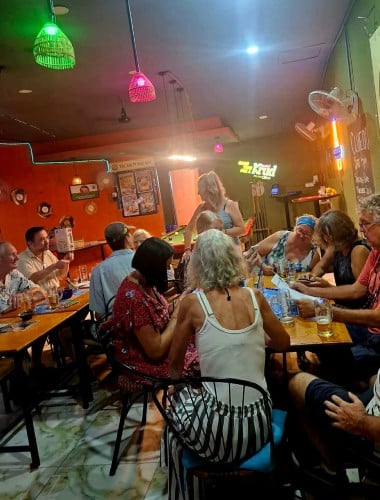 Bar / Restaurant business for sale on BBU road / អាជីវកម្មបារ/ភោជនីយដ្ឋានសម្រាប់លក់នៅលើផ្លូវ BBU
