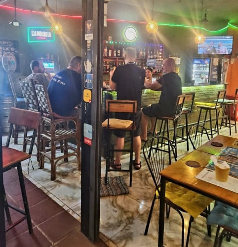 Bar / Restaurant business for sale on BBU road / អាជីវកម្មបារ/ភោជនីយដ្ឋានសម្រាប់លក់នៅលើផ្លូវ BBU