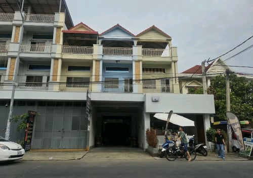 Code #SH020🏠 ផ្ទះអាជីវកម្មលក់ ស្ទឹងមានជ័យ• តម្លៃលក់ : $270,000 (ចរចារ)• ទំហំ : 4m x 16m