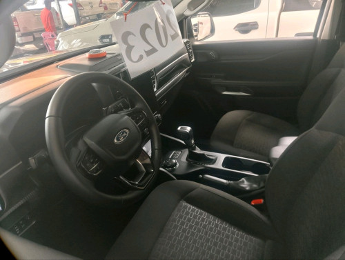 Ford ranger XLT 2023 $41,500$ ឡានខ្លាញ់គោ សំណំុដើមទាំងអស់ ធានាទិញចូលវិញ គិតតាមហាងឆេង