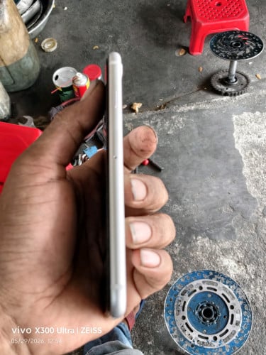 iphone se2 128G លក់ 45$ លេងក្តៅរៀងស្ពឹកថាច់បន្តិច