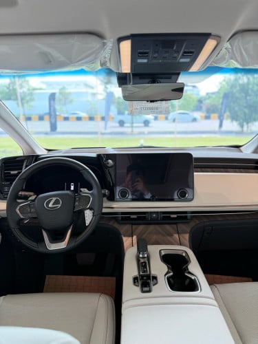 Lexus LM350h 7 seater