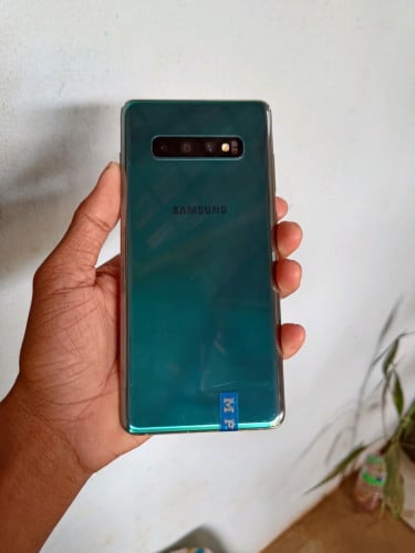 SAMSUNG S10 PLUS