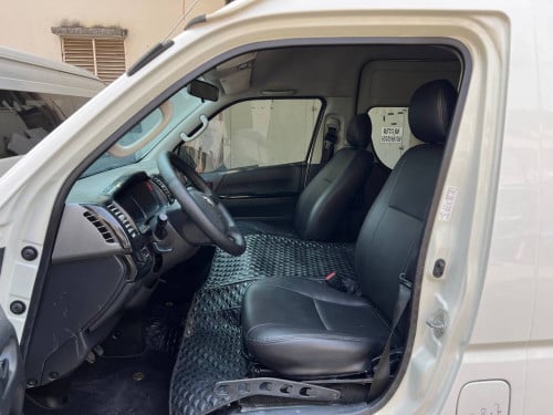 Toyota hiace 2012