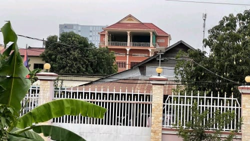 ក់ដីនិងផ្ទះទំហំ18m x32m ស្ថិតនៅកណ្តាលក្រុងស្ទឹងសែនក្បែនផ្លូវជាតិលេខ6