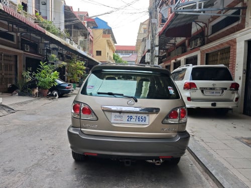 លក់ឡានឆ្នាំ2000ប៉ុង2សាំងសុទ្ធ