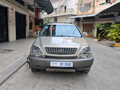 លក់ឡានឆ្នាំ2000ប៉ុង2សាំងសុទ្ធ