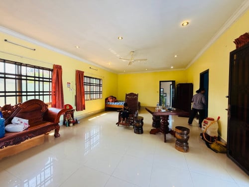 សៀមរាប​ ជិតផ្សារជ្រាវ​ -បន្ទប់គេង​ 3 សម្ភារៈ​ពេញ