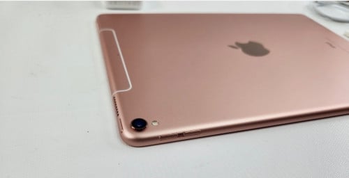 មានលក់IPad pro 10.5 ប្រេីSim +wifi  64GB  ពណ៌ ផ្កាឈូក ..អត់ជាប់ Lock អត់មាន iCloud