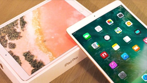 មានលក់IPad pro 10.5 ប្រេីSim +wifi  64GB  ពណ៌ ផ្កាឈូក ..អត់ជាប់ Lock អត់មាន iCloud