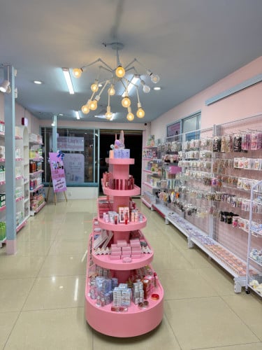 សេងហាង Skin Care មានសម្ភារៈ Decor តុ ទូ ធ្នេី ថ្មី99%