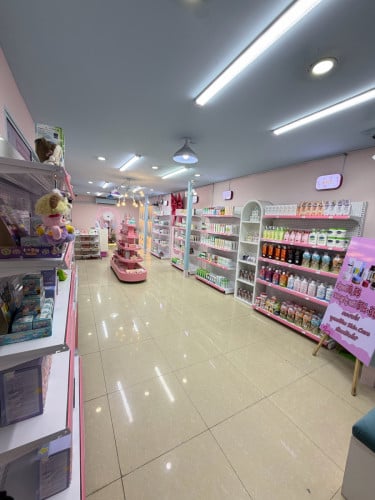 សេងហាង Skin Care មានសម្ភារៈ Decor តុ ទូ ធ្នេី ថ្មី99%