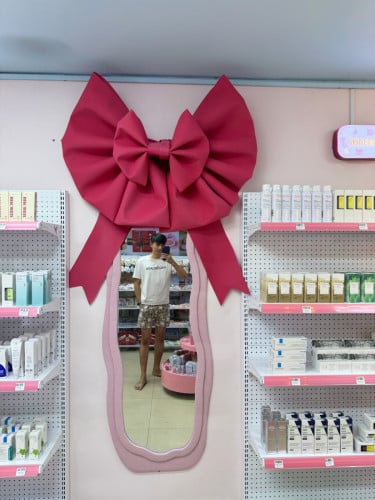 សេងហាង Skin Care មានសម្ភារៈ Decor តុ ទូ ធ្នេី ថ្មី99%