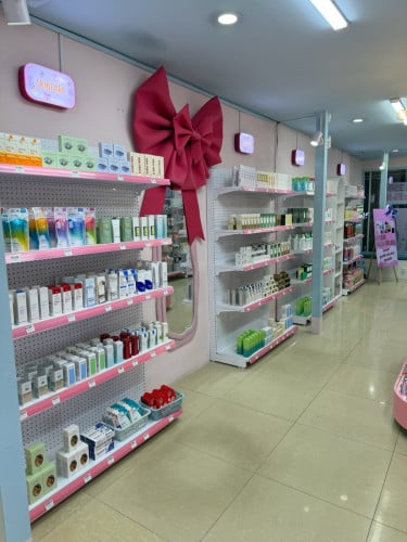 សេងហាង Skin Care មានសម្ភារៈ Decor តុ ទូ ធ្នេី ថ្មី99%