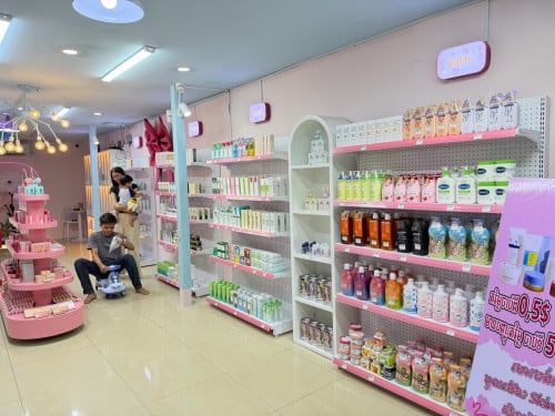 សេងហាង Skin Care មានសម្ភារៈ Decor តុ ទូ ធ្នេី ថ្មី99%