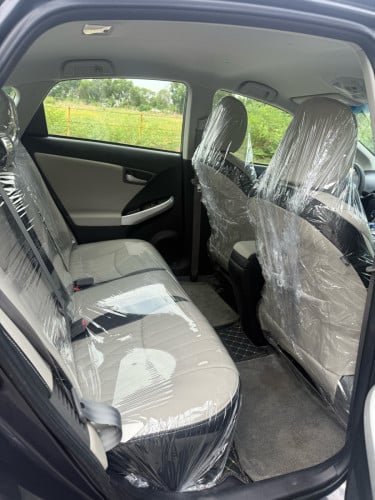 ស្តុកថ្មីToyota Prius 2013 option3 មានប្រាក់ចូលរួមត្រឹមតែ1មុឺនដកឡានយកទៅប្រើមិនឆែកCBC