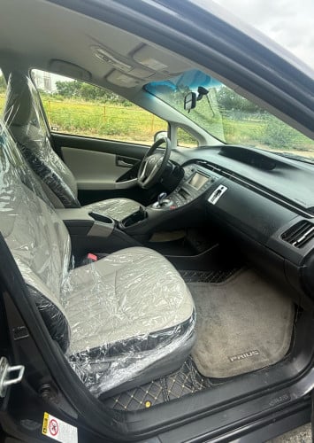 ស្តុកថ្មីToyota Prius 2013 option3 មានប្រាក់ចូលរួមត្រឹមតែ1មុឺនដកឡានយកទៅប្រើមិនឆែកCBC