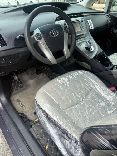 ស្តុកថ្មីToyota Prius 2013 option3 មានប្រាក់ចូលរួមត្រឹមតែ1មុឺនដកឡានយកទៅប្រើមិនឆែកCBC
