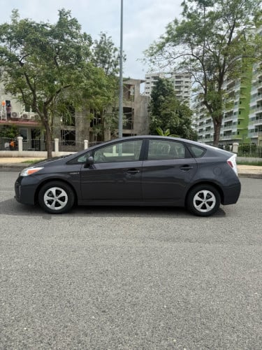 ស្តុកថ្មីToyota Prius 2013 option3 មានប្រាក់ចូលរួមត្រឹមតែ1មុឺនដកឡានយកទៅប្រើមិនឆែកCBC