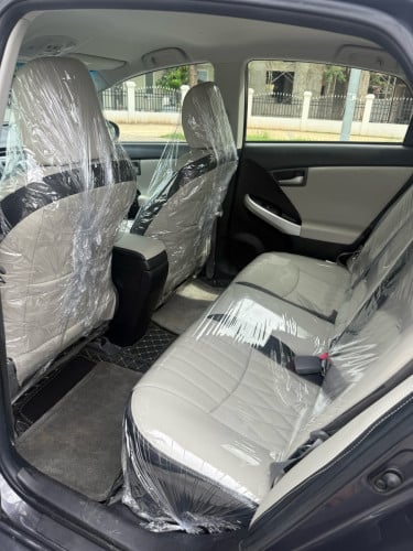 ស្តុកថ្មីToyota Prius 2013 option3 មានប្រាក់ចូលរួមត្រឹមតែ1មុឺនដកឡានយកទៅប្រើមិនឆែកCBC