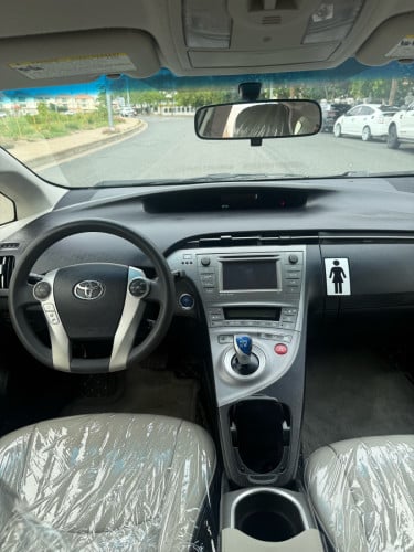 ស្តុកថ្មីToyota Prius 2013 option3 មានប្រាក់ចូលរួមត្រឹមតែ1មុឺនដកឡានយកទៅប្រើមិនឆែកCBC