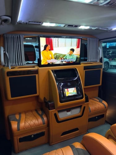 ៖  Volkswagen Caravelle តួវែង​  2018​ (​ ពណ៌ខ្មៅ🖤)V4 2.0L( ម៉ាស៊ីន​សាំង​​ )