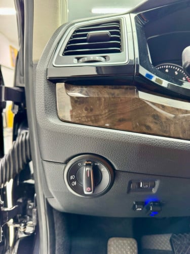 ៖  Volkswagen Caravelle តួវែង​  2018​ (​ ពណ៌ខ្មៅ🖤)V4 2.0L( ម៉ាស៊ីន​សាំង​​ )