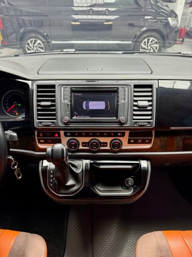 ៖  Volkswagen Caravelle តួវែង​  2018​ (​ ពណ៌ខ្មៅ🖤)V4 2.0L( ម៉ាស៊ីន​សាំង​​ )