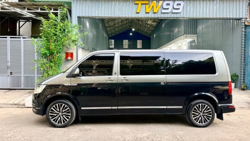 ៖  Volkswagen Caravelle តួវែង​  2018​ (​ ពណ៌ខ្មៅ🖤)V4 2.0L( ម៉ាស៊ីន​សាំង​​ )