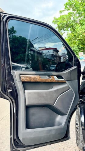 ៖  Volkswagen Caravelle តួវែង​  2018​ (​ ពណ៌ខ្មៅ🖤)V4 2.0L( ម៉ាស៊ីន​សាំង​​ )