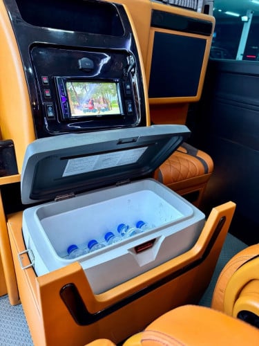 ៖  Volkswagen Caravelle តួវែង​  2018​ (​ ពណ៌ខ្មៅ🖤)V4 2.0L( ម៉ាស៊ីន​សាំង​​ )