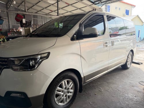 Hyundai H1 2018 full option លក់ឡានស្អាតម៉ាសុីនអេម
