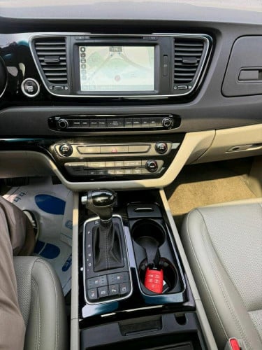 Kia carnivall ឆ្នាំ2015 full option កប់ស៊េរី 5បេតុង កាំម៉រ៉ា360 បើកដំបូល ទ្វារអូតូ3