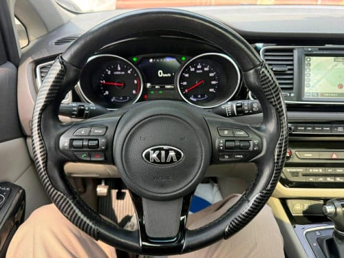 Kia carnivall ឆ្នាំ2015 full option កប់ស៊េរី 5បេតុង កាំម៉រ៉ា360 បើកដំបូល ទ្វារអូតូ3